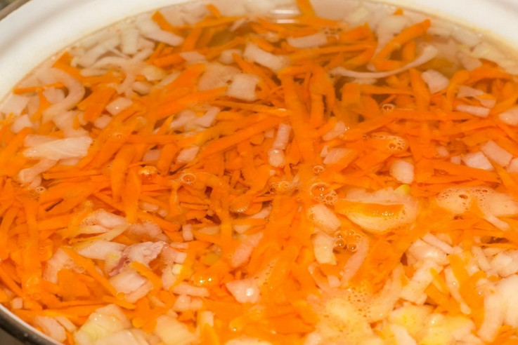 1. Этап. Суп из копченостей: Кипятим воду в кастрюле. Добавляем морковь и лук.