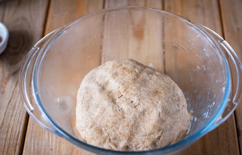 1. Этап. Булочки ржано-пшеничные: Замесите мягкое, не прилипающее к рукам тесто. Если есть необходимость, чуть добавьте пшеничной муки, чтобы достигнуть необходимую консистенцию теста. Готовое тесто округлите в миске. Миску с тестом накройте кухонным полотенцем и оставьте подходить на час.