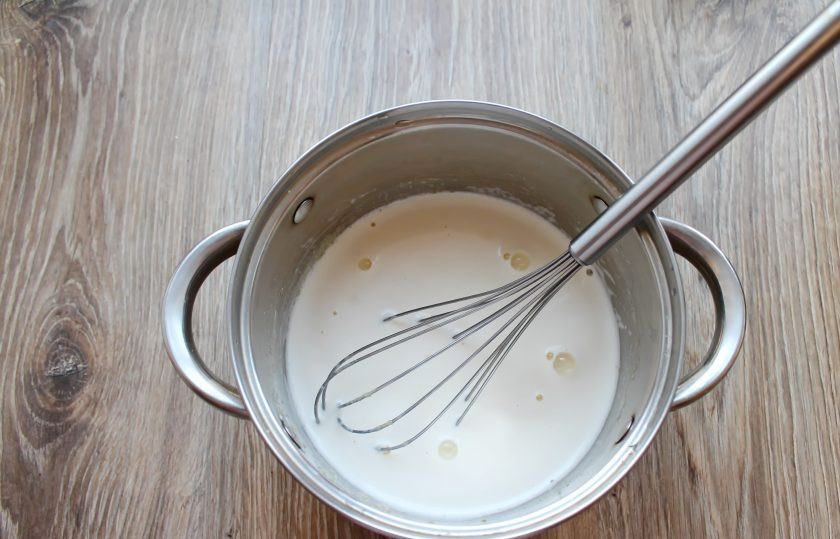 1. Этап. Торт Чародейка в мультиварке: Влейте холодное молоко и тщательно перемешайте, чтобы не было комочков.