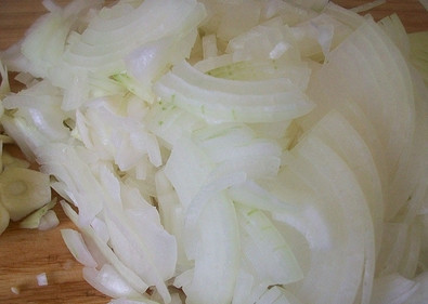 1. Этап. Свинина, жареная кусочками: 2. Мясо жарить на сильном огне около 2-3 минут, чтобы образовалась корочка. Тем временем очистить и нарезать тонкими полукольцами луковицу.