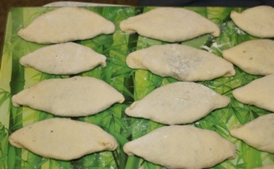 1. Этап. Пирожки с печенью в духовке: 9. Выложить их на противень и смазать немного растительным маслом, чтобы пирожки с печенью в духовке в домашних условиях были более аппетитные. Отправить противень в разогретую духовку на 25-35 минут.