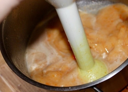 1. Этап. Суп гороховый с копченостями: Измельчаем овощи.