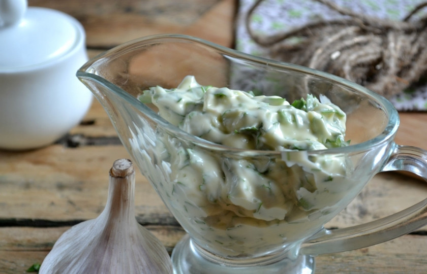 1. Этап. Зеленый чесночный соус: Хорошенько все перемешайте и можете подавать к любимым блюдам. Приятного аппетита!