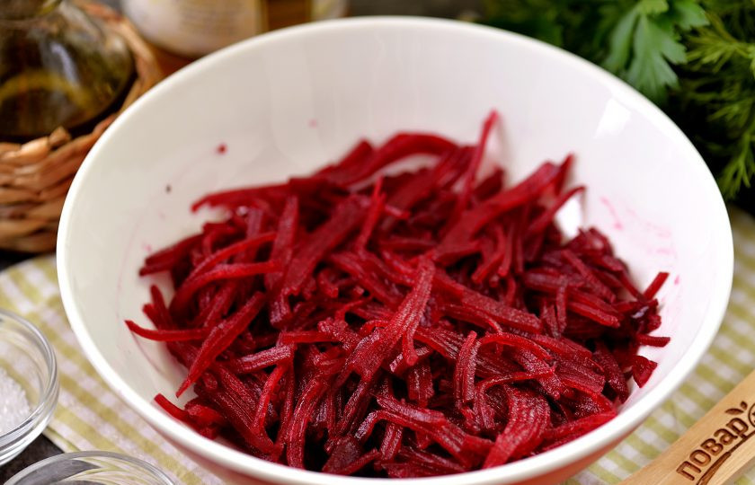 1. Этап. Салат из свеклы с маринованным луком: А пока нарежьте или натрите свеклу тонкой соломкой на специальной терке, переложите ее в глубокую миску.