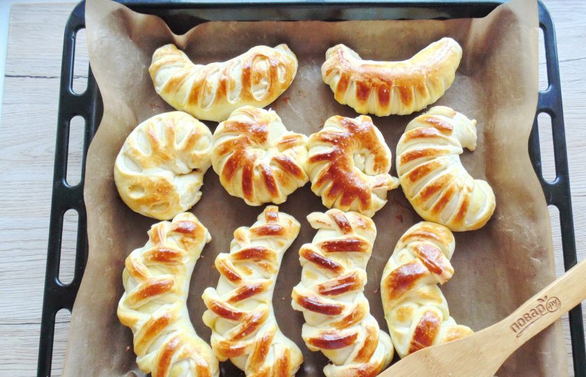 1. Этап. Булочки с яблоками и изюмом в духовке: Выпекайте булочки в духовке, разогретой до 175-180 градусов, 30-35 минут.