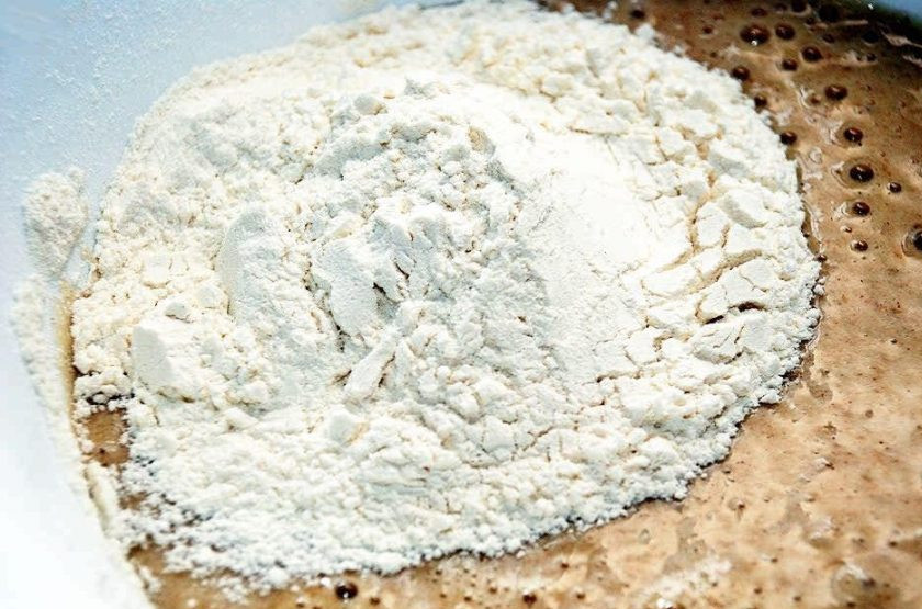 1. Этап. Банановые оладьи с изюмом: Полученную смесь смешайте с мукой, яйцом и кислым молоком.