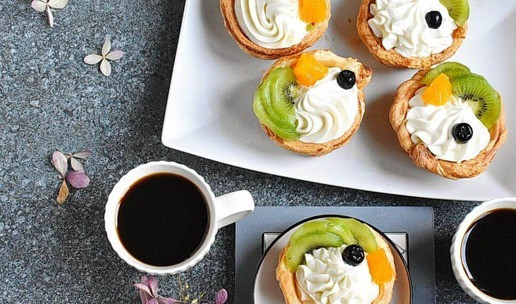 1. Этап. Слоеные корзиночки с чизкейком: 11. Подавайте корзиночки к чаю или кофе.