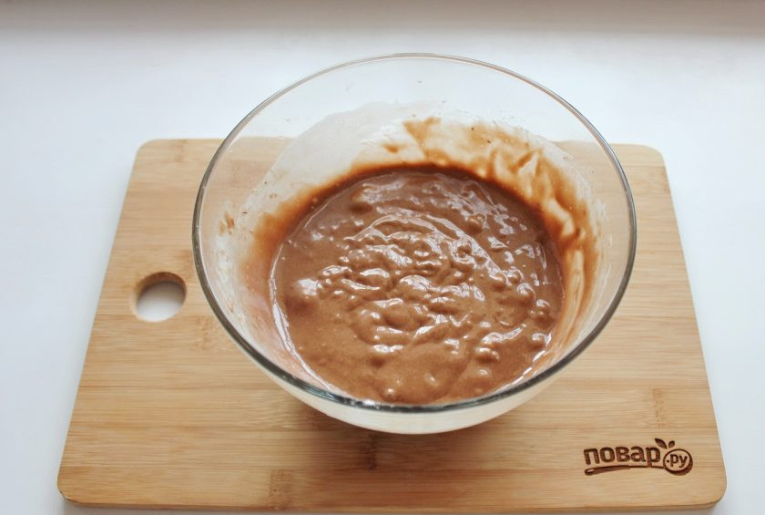 1. Этап. Пирог Стеганое одеяло: Соедините сухие ингредиенты и яйца с сахаром, молоком и маслом. Темное тесто готово.