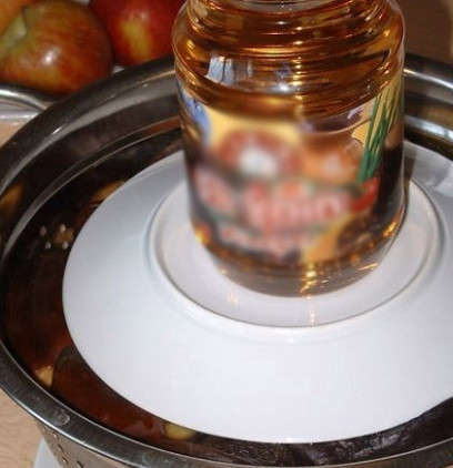 1. Этап. Маринованные баклажаны на зиму: 3. Теперь следует удалить всю лишнюю жидкость. Я обычно делаю это так: ставлю дуршлаг на большую тарелку, чтобы было куда стекать воде, а затем ее придавливаю прессом (банкой 2-3л с водой).