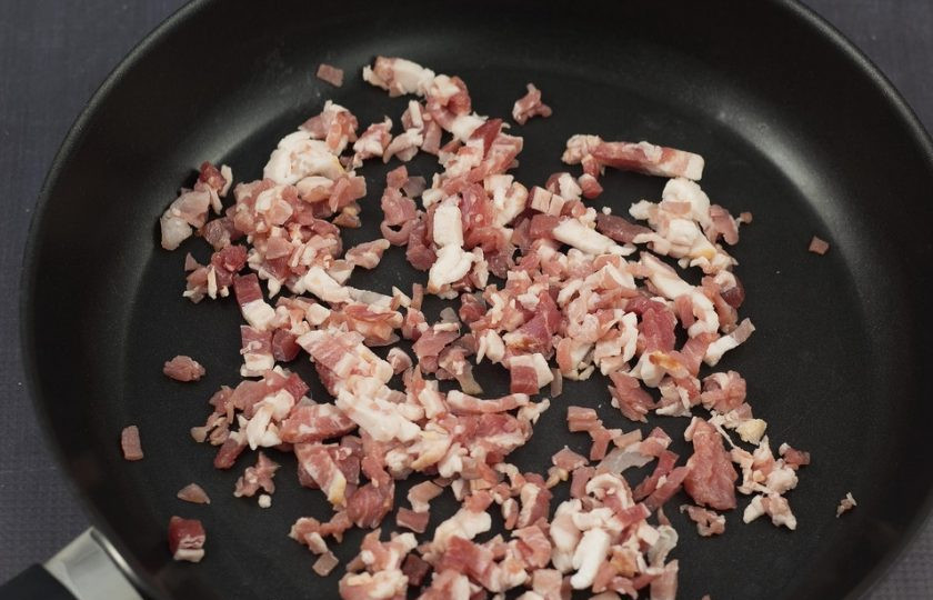 1. Этап. Картофельное пюре с беконом: 4. Тем же временем бекон нарежьте мелкими кусочками. Обжарьте их на сковороде до золотистого цвета.