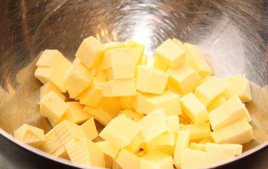 1. Этап. Быстрый пирог с консервированными персиками: 1. Масло необходимо нарезать кубиками.