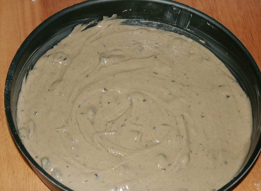 1. Этап. Коврижка: простой рецепт: Форму для выпекания смажьте маслом сливочным или маргарином. Разогрейте духовку до 200 С. Отправьте коврижку запекаться минут на 50.