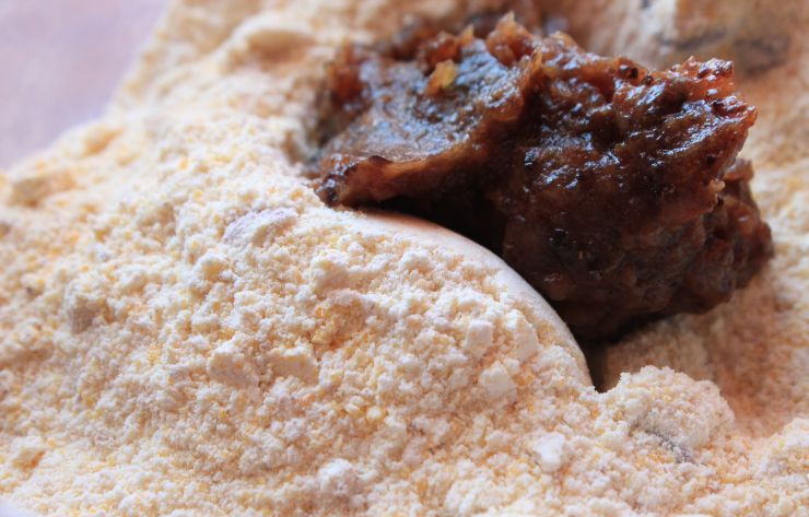 1. Этап. Печенье без сахара: 3. У фиников вынуть косточки и отправить их вместе с оставшимся изюмом в блендер. Измельчить в пасту. Добавить растительное масло для консистенции.