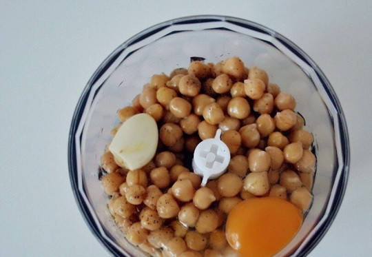 1. Этап. Печенье из нута: 1. Очень удобно использовать блендер. Если его нет, подойдет мясорубка. Выложите в чашу нут, яйцо, очищенный чеснок. Добавьте просеянную муку, соль и перец по вкусу, влейте оливковое масло. Взбейте все до однородности.