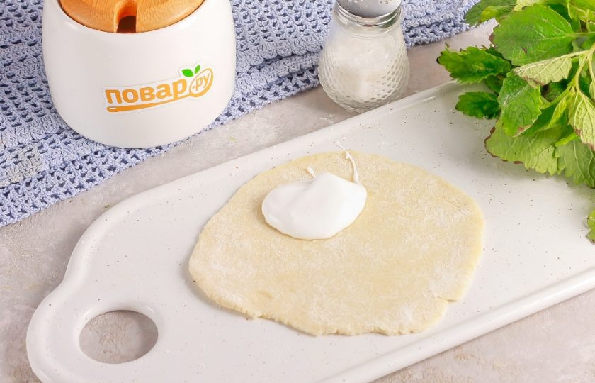 1. Этап. Печенье Сугробы: Каждый кусочек теста раскатайте в округлый пласт и выложите на один его край 1 ст.л. крема. Старайтесь край теста оставлять непокрытым, без крема, чтобы его можно было залепить.