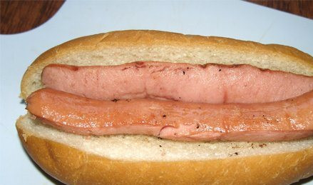 1. Этап. Хот-дог с горчицей: 4. Выкладываем поджаренные половинки сосисок.