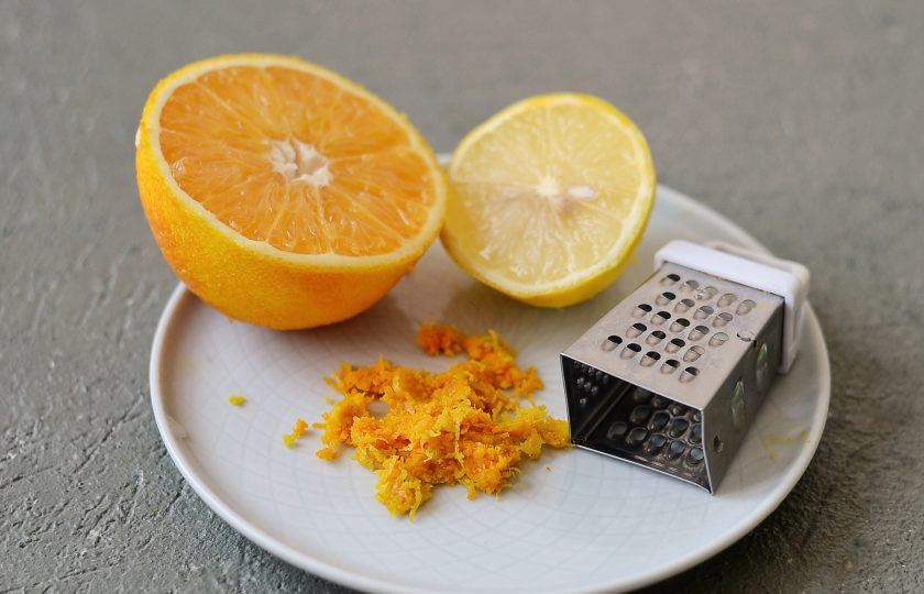 1. Этап. Морковный мармелад: Натрите цедру апельсина и лимона. Добавьте к морковному жмыху.