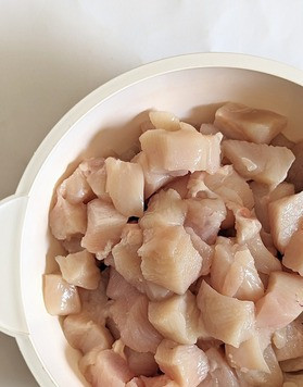 1. Этап. Курино-кокосовый суп по-тайски: Нарезать небольшими кубиками куриные грудки.