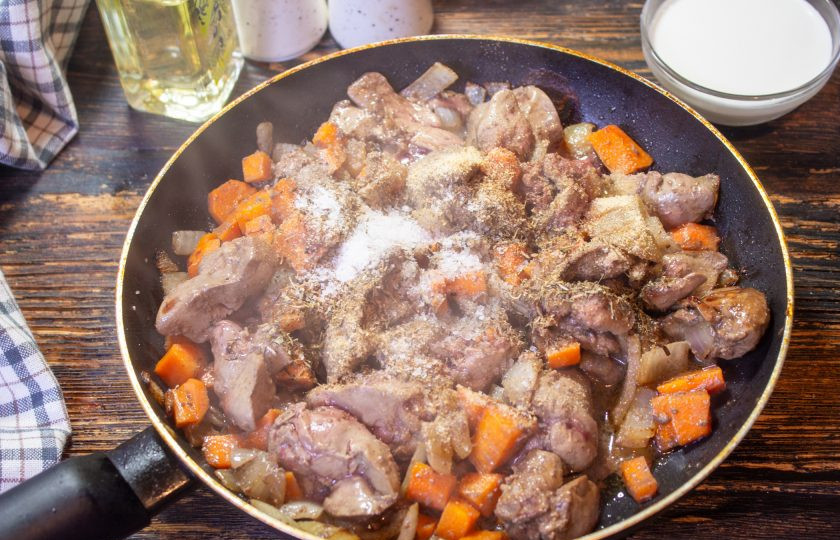 1. Этап. Паштет с инжиром: Добавьте специи, перемешайте ингредиенты.