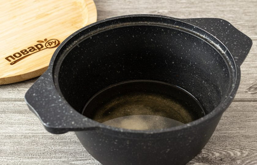 1. Этап. Маринованная морковь на зиму: Далее слейте воду в кастрюлю, добавьте сахар и соль. Доведите до кипения. В конце влейте уксус.