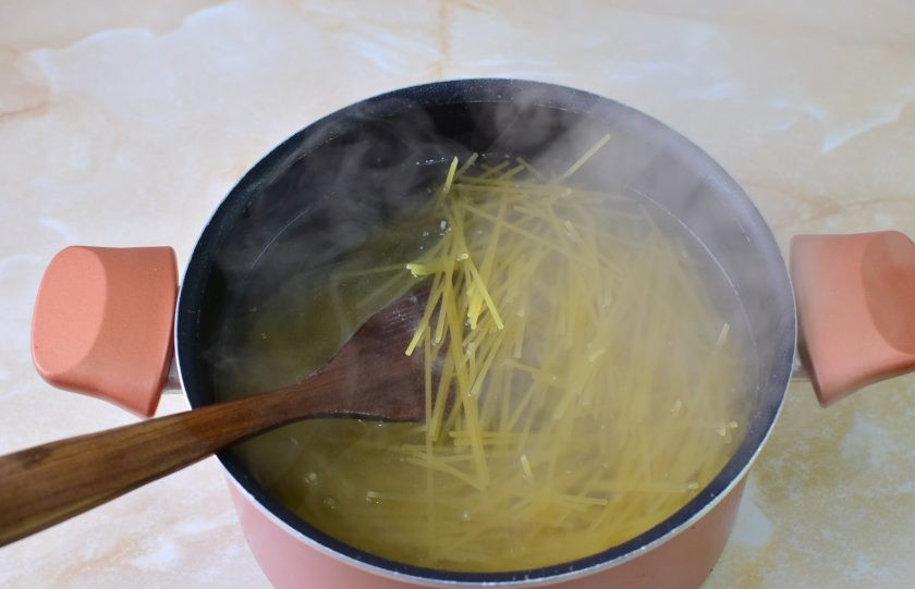 1. Этап. Спагетти по-болонски: Одновременно поставьте вариться спагетти. Опустите их в кипящую подсоленную воду. Варите до мягкости 12-15 минут.