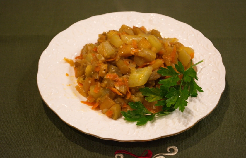 1. Этап. Рагу из баклажанов вкусное: Подаем, выложив на блюдо или тарелочку. Можно добавить зелени по вкусу.