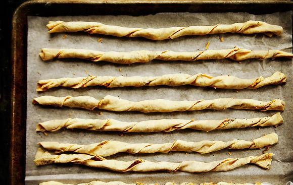 1. Этап. Пряные сырные палочки: 7. Выложить палочки на подготовленный противень. Выпекать сырные палочки 15 минут до золотистого цвета.