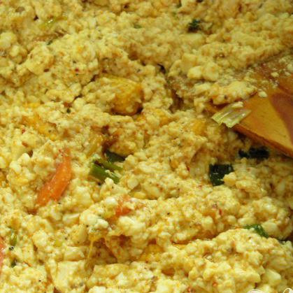 1. Этап. Тофу с овощами: Хорошенько всё перемешайте и посолите.