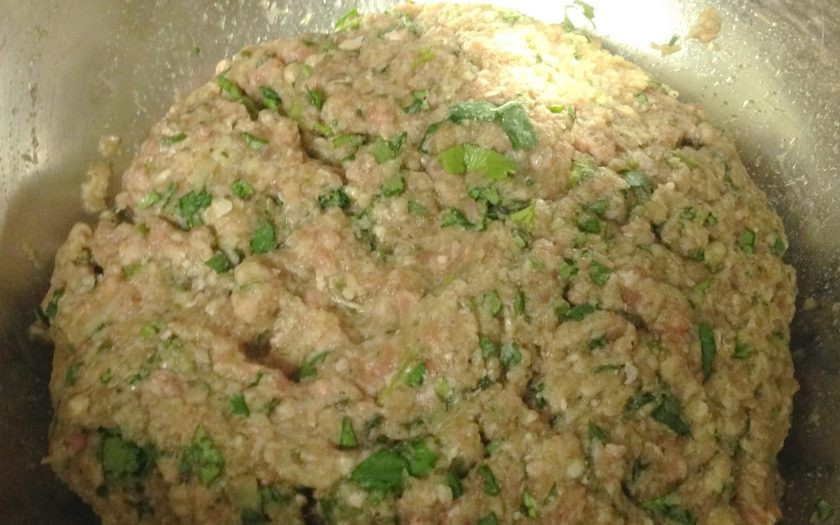 1. Этап. Простой рецепт чебуреков: 2. В миску выложите фарш. Очистите и измельчите лук на терке (чтобы получилось пюре), нарежьте мелко кинзу, переложите все к фаршу, посолите и поперчите по вкусу, влейте 5-6 столовых ложек воды.