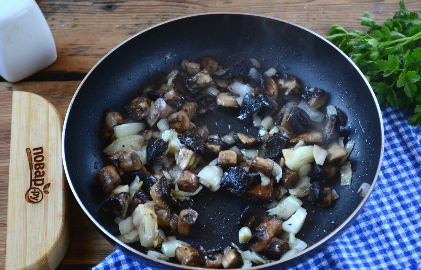1. Этап. Охотничьи колбаски с картофелем и шампиньонами в горшочках: Не обязательно жарить грибы до готовности, они дойдут уже в горшочках.