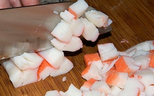 1. Этап. Салат Весенний с крабовыми палочками: И крабовые палочки нарезаем в салат.