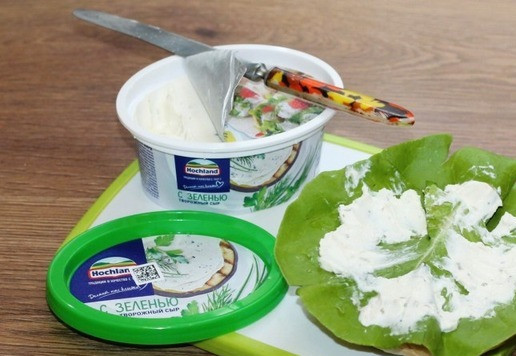 1. Этап. Дружбургер с котлетой и сыром: 7. На нижнюю часть булочки положить листик зеленого салата + 1 ст. л. творожного сыра.