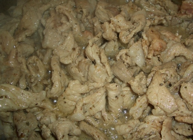 1. Этап. Запеканка из макарон со свининой: 1. Мясо моем и нарезаем тонкими кусочками. В миске смешиваем любые специи по вкусу, обваливаем в них кусочки. Сковороду отправляем на огонь. Обжариваем в ней мясо, добавляем столовую ложку воды. Тушим все под закрытой крышкой.