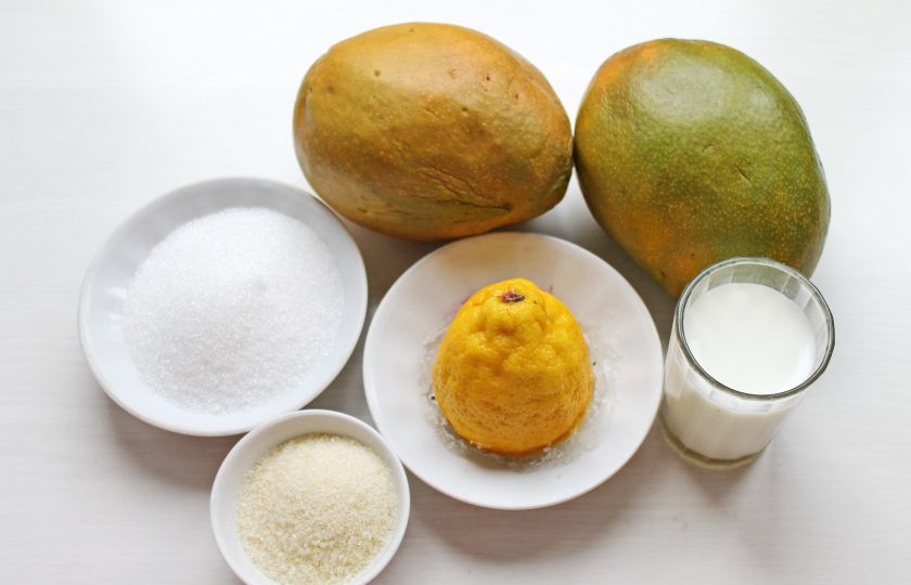 1. Этап. Суфле из манго: Подготовьте все необходимые ингредиенты для приготовления суфле из манго. Плоды тщательно вымойте и обсушите.