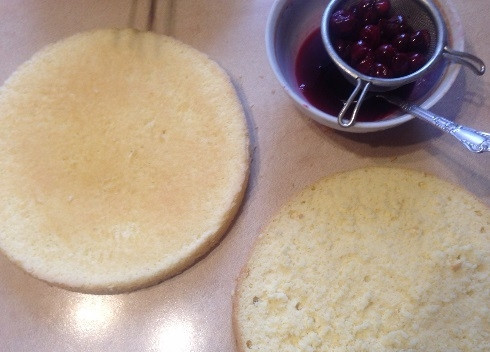 1. Этап. Бисквитный торт с масляным кремом: Разрезаем бисквит на 2 коржа.