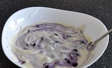 1. Этап. Творожная запеканка с черникой: 2. К набухшей манке добавьте перетертый творог, сахар, ваниль, соль и яйца. Хорошо все перемешайте. Вмешайте ягоды.