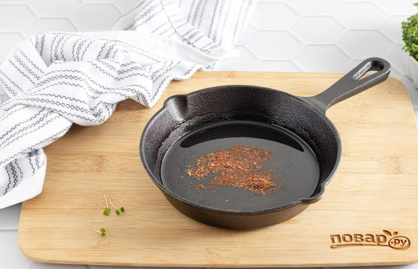 1. Этап. Морковь по-корейски домашняя с приправой: Разогрейте в сковороде растительное масло на среднем огне. Добавьте приправу для моркови по-корейски, оба вида перца и молотый кориандр. Прогрейте буквально пару секунд, чтобы специи раскрыли аромат, но не сгорели.