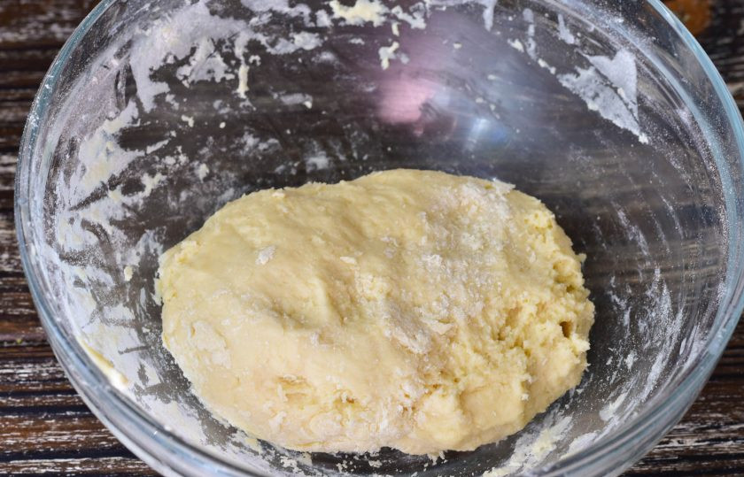 1. Этап. Печенье на кефире с корицей: Замесите тесто.