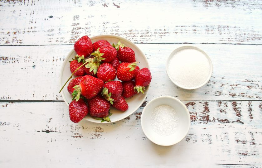 1. Этап. Рубиновое варенье из клубники: Подготовьте все необходимые ингредиенты для приготовления рубинового варенья из клубники.