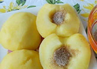 1. Этап. Творожное тесто с яблоками: В отдельной небольшой стеклянной пиалочке смешайте сахарный песок и корицу. Сахар можно заменить сахарной пудрой. При желании можно выбрать тростниковый. Выложите полученную смесь в половинки яблок.