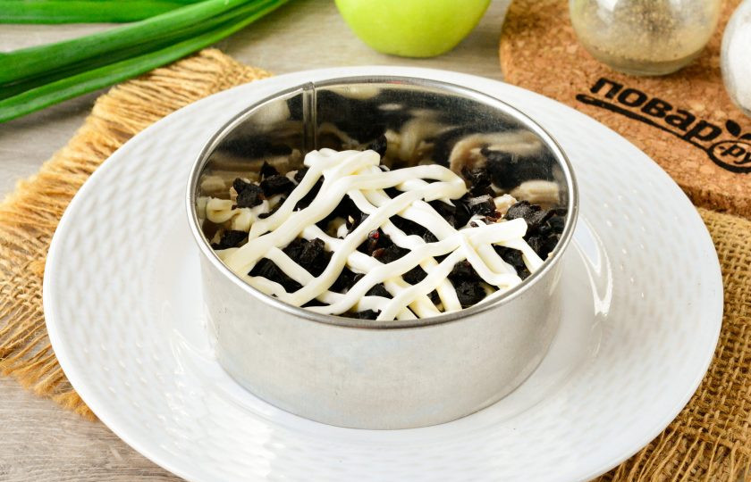 1. Этап. Салат Сказка с черносливом: Вторым слоем выложите нарезанный чернослив, полейте майонезом. Чернослив предварительно промойте и просушите на салфетках.