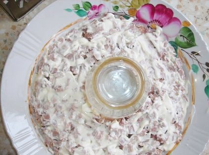 1. Этап. Салат Браслет: 3. Мясо также лучше посолить и поперчить. Затем смазать по вкусу майонезом.