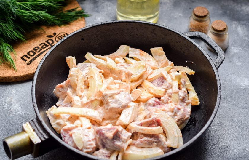 1. Этап. Свинина в духовке с майонезом: Переложите мясо в форму, смазанную растительным маслом. Запекайте в духовке при температуре 180 градусов 45-50 минут. Первые 35 минут запекайте под фольгой или крышкой, после уже без.