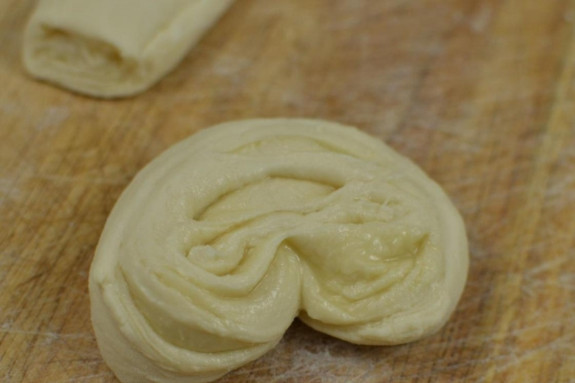 1. Этап. Булочки московские: И разворачиваем в форму сердца.