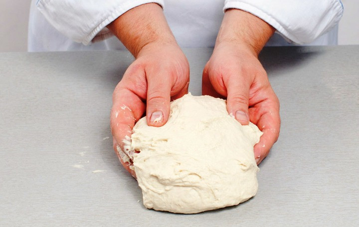 1. Этап. Осетинский пирог в мультиварке: Смешайте теплую воду, дрожжи, соль, муку и растительное масло. Замесите тесто. Оставьте его подниматься на час, затем обомните и дайте еще минут 20 постоять.