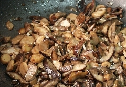 1. Этап. Салат с мидиями и кукурузой: Нагреть сковороду со сливочным маслом и обжарить грибы до румяного цвета. В конце добавить перец, перемешать и оставить под крышкой на 10-15 минут.