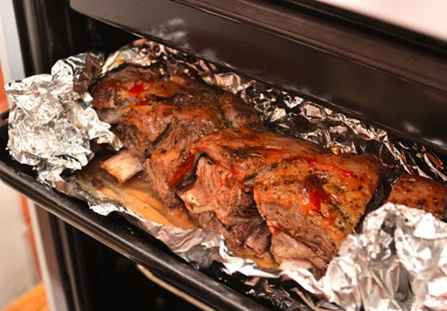 1. Этап. Говядина на кости: И отправьте противень в ребрами под гриль в духовку на 10 минут, чтобы образовалась хрустящая корочка.