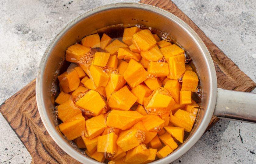 1. Этап. Творожно-тыквенная запеканка ПП: Залейте водой, доведите до кипения и варите до готовности тыквы. Время приготовления зависит от сорта тыквы, у меня варилась 15 минут.