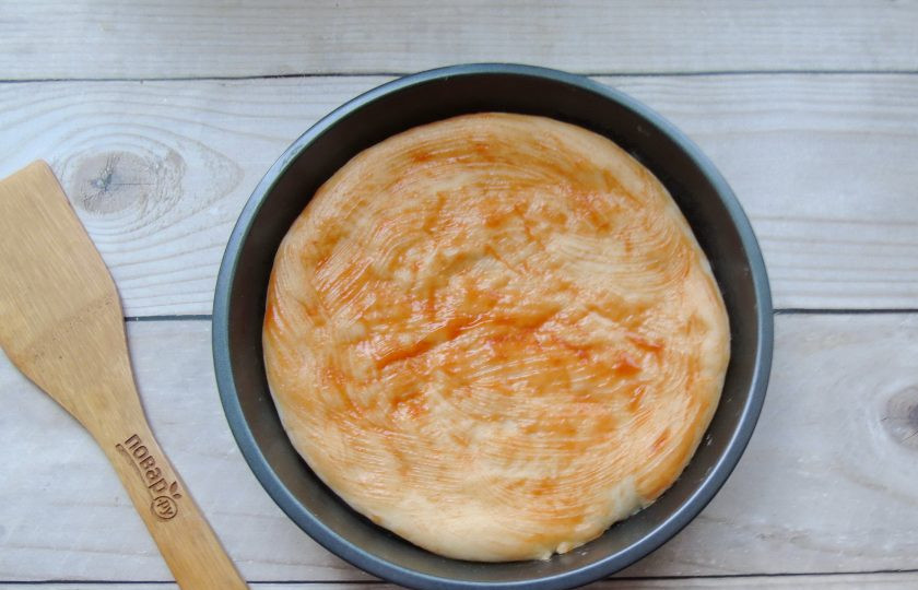 1. Этап. Пицца с ветчиной и грибами: Смажьте её кетчупом.