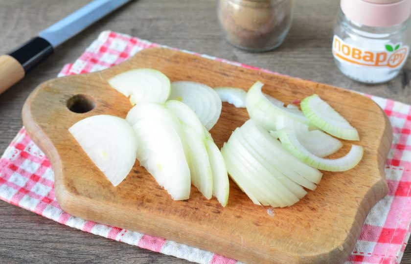 1. Этап. Томленая говядина в духовке при низкой температуре: Нашинкуйте полукольцами репчатый лук.